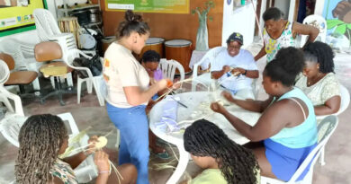 Prefeitura de Macaíba promove curso de trançado em fibra de carnaúba e cerâmica para mulheres da comunidade quilombola de Capoeiras