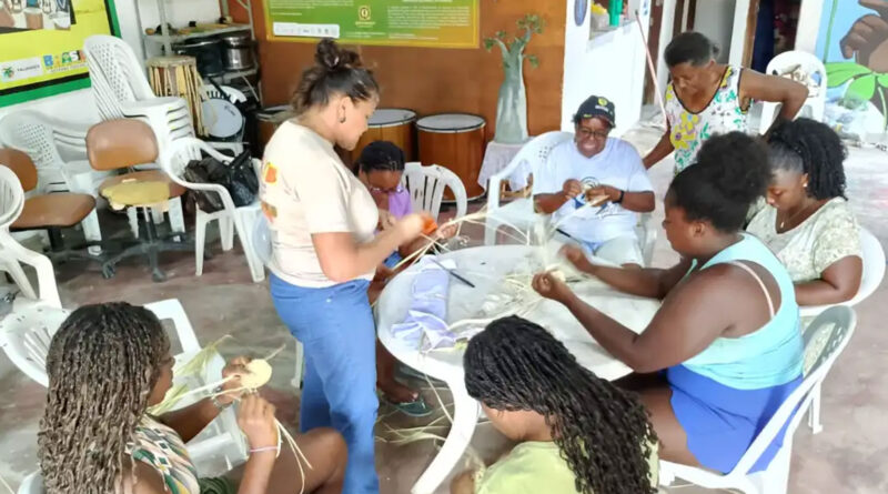 Prefeitura de Macaíba promove curso de trançado em fibra de carnaúba e cerâmica para mulheres da comunidade quilombola de Capoeiras