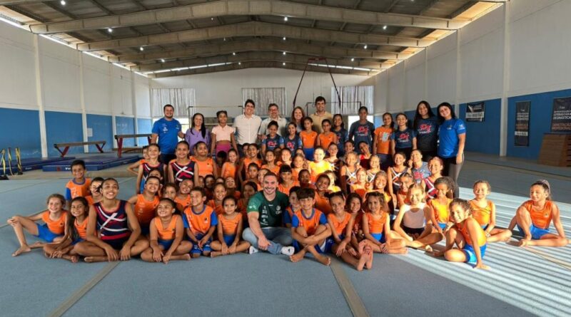 Atleta olímpico Arthur Zanetti conhece projeto na Vila Olímpica de Macaíba