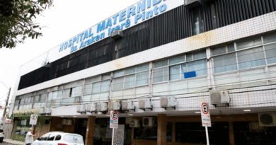 Grávida dá à luz em cadeira de rodas e bebê cai no chão em maternidade em Natal