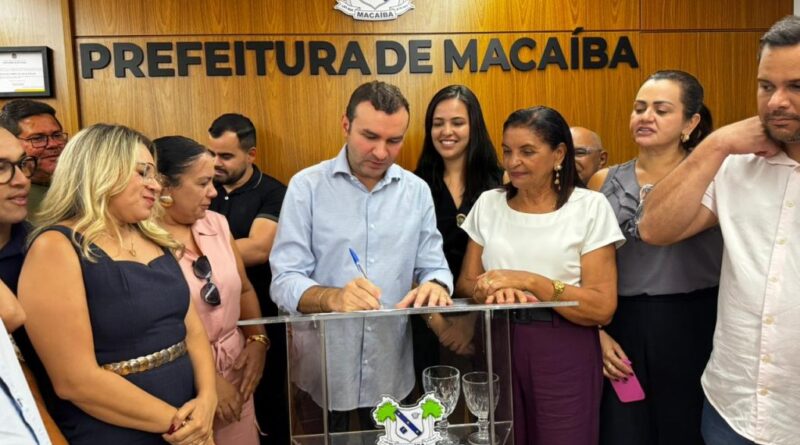 Prefeito Emídio Jr. assina ordem de serviço para obras de pavimentação em Lagoa Seca, Porteiras e Tabatinga