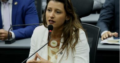 Brisa Bracchi consegue aprovar projeto que garante a mães o direito de assistir a aulas com seus filhos