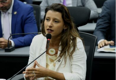 Brisa Bracchi consegue aprovar projeto que garante a mães o direito de assistir a aulas com seus filhos
