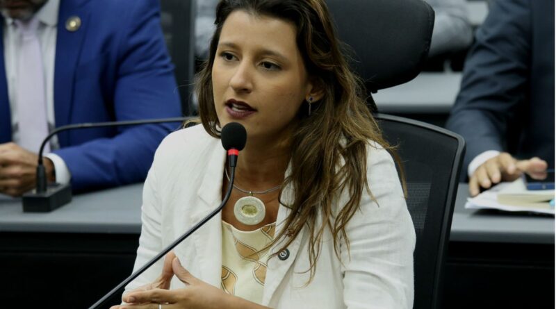 Brisa Bracchi consegue aprovar projeto que garante a mães o direito de assistir a aulas com seus filhos